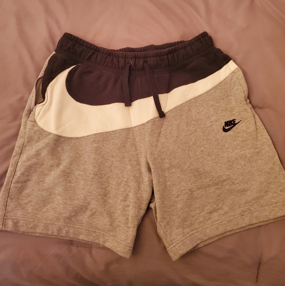 nike sweat shorts with zipper pockets
